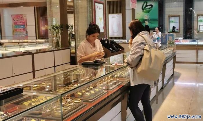 5月6日，顾主在北京一家金店选购金饰。开头：新华社